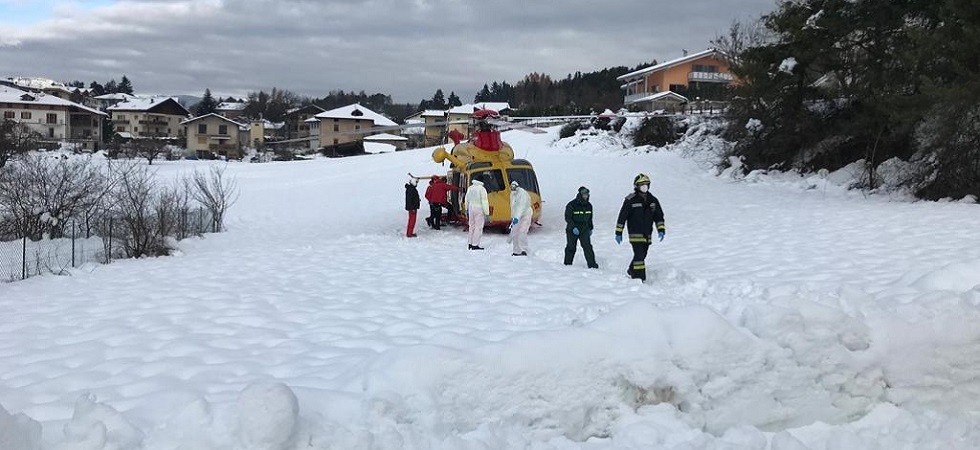 Si porta sul tetto per spalare la neve: scivola e precipita da oltre 7 metri davanti ai familiari