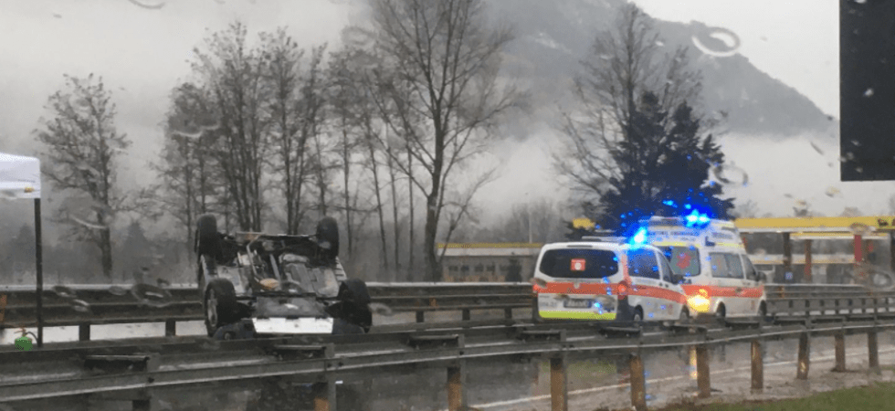 Incidente sulla Valsugana, auto sbanda e si ribalta