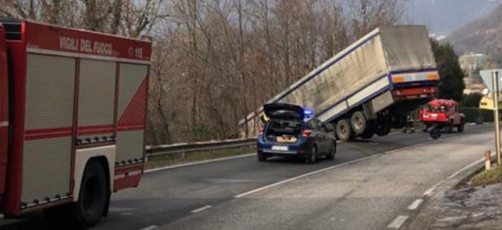 Autoarticolato sfonda il guard-rail e finisce in bilico su una scarpata