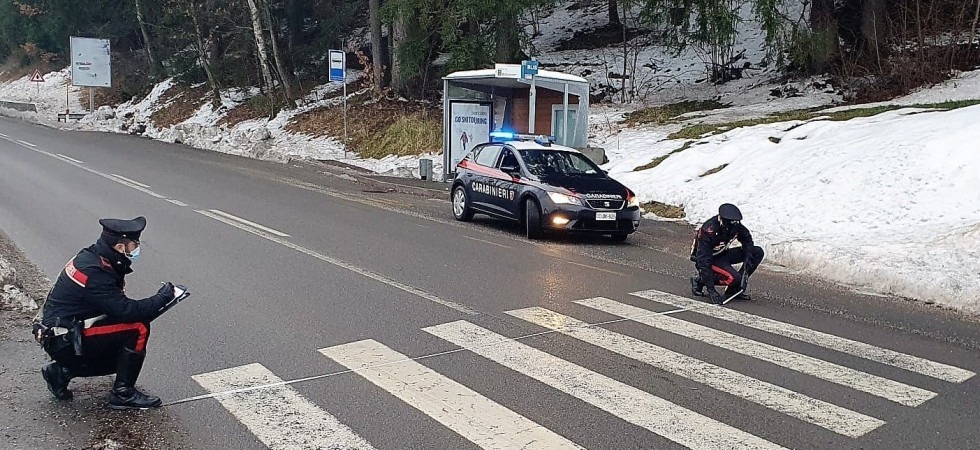 Anziana travolta dal Suv sotto lo sguardo del marito: rintracciato il pirata della strada