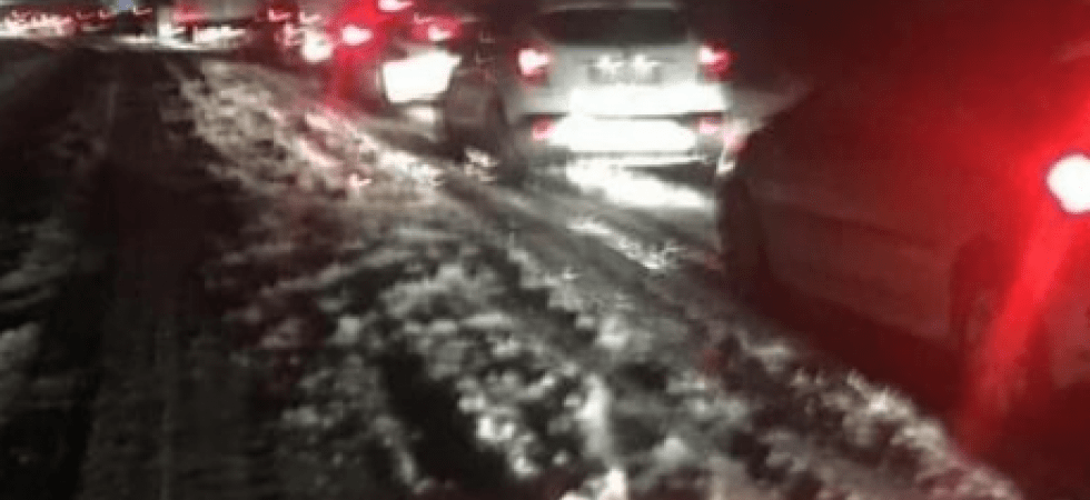 Neve, autocisterna si blocca sulla rotatoria
