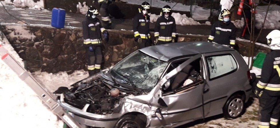 Perde il controllo dell'auto e si schianta contro un muro, 35enne estratto dal bagagliaio e trasportato al Santa Chiara