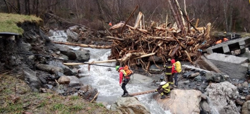 Maltempo, due anziani bloccati in casa a causa di alcuni smottamenti