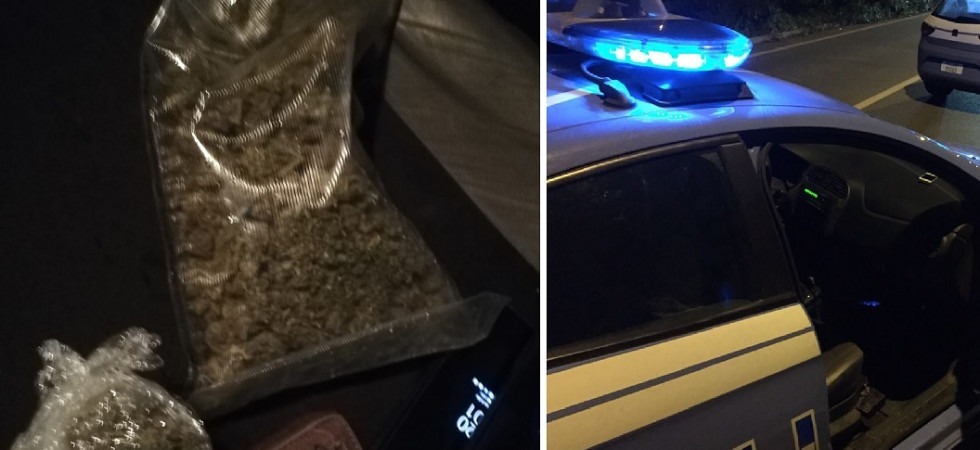 Esce un fortissimo odore di marijuana appena abbassano il finestrino per dare i documenti alla polizia