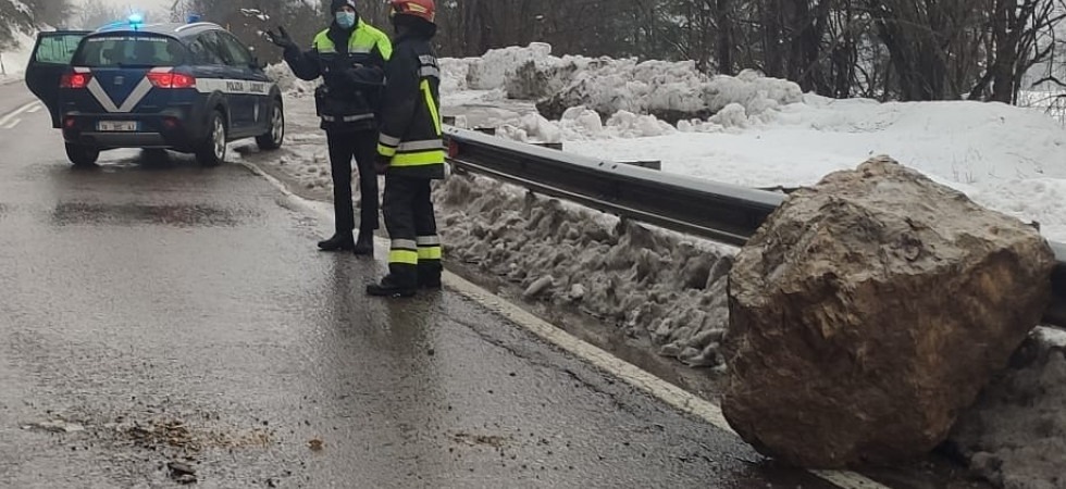 Maltempo, piomba sulla strada un grosso masso