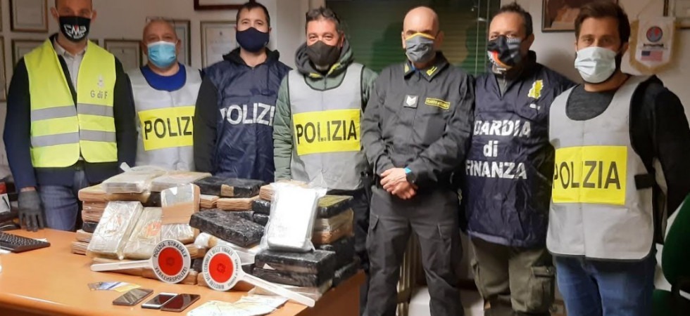Spaccio di droga, cerca di entrare in Italia con 70 kg di cocaina nascosta in un furgone della frutta