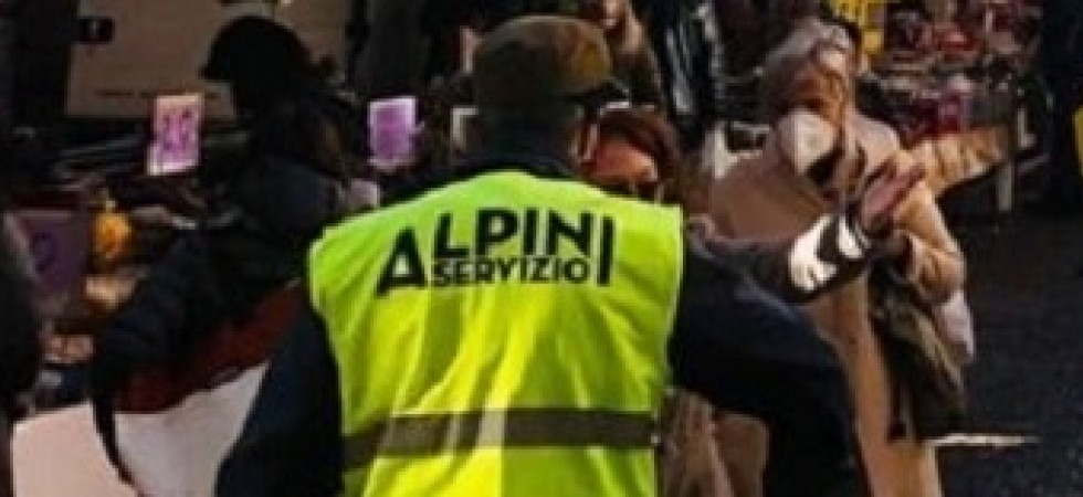 Coronavirus, a Trento alpini, polizia e carabinieri in congedo scendono in strada per far rispettare le regole