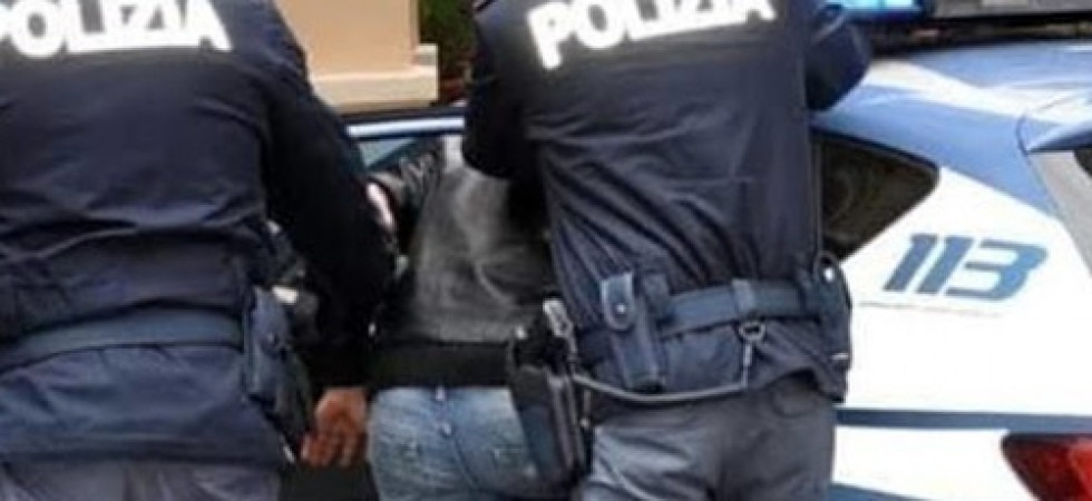 Rapina a Trento, prende a pugni il vigilantes dopo aver rubato jeans, maglioni e magliette