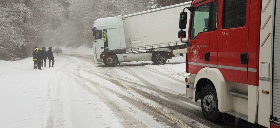 Allerta neve, ignora il divieto e decide di percorrere la strada: un mezzo pesante bloccato dal ghiaccio