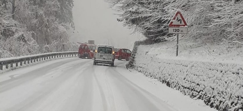 Foto tratta da Facebook Nevica in Trentino, diversi automobilisti bloccati per la mancanza delle dotazioni invernali