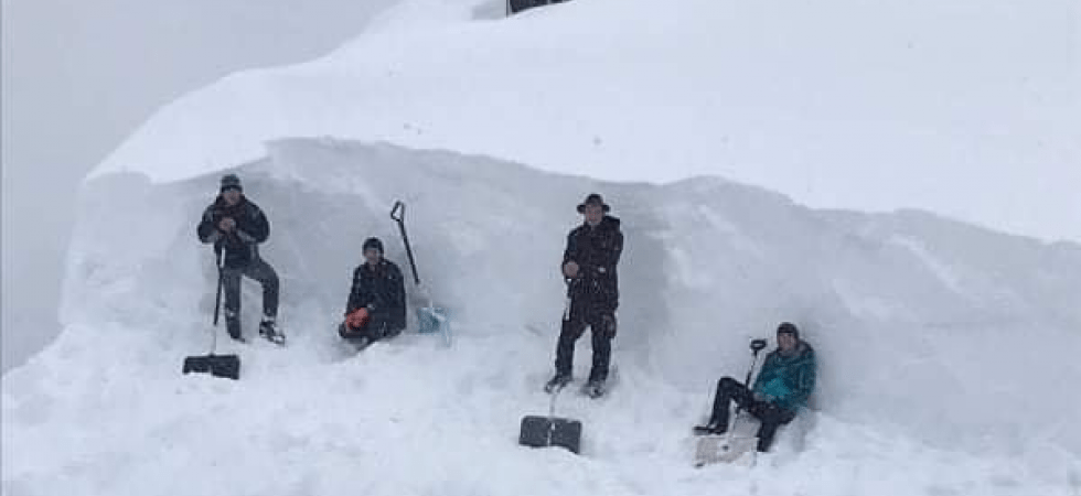 L'altezza della neve supera quella di un uomo