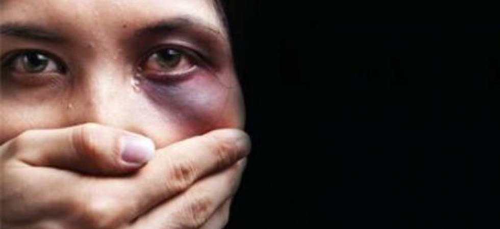 Presa a testate anche se incinta, pugni e botte pure dopo l'operazione