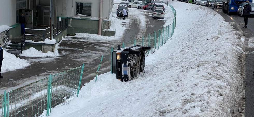 Esce di strada e finisce nel fosso
