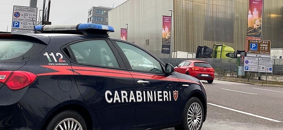 Urla e schiamazzi per strada, poi insulta e tenta di aggredire i carabinieri: arrestato