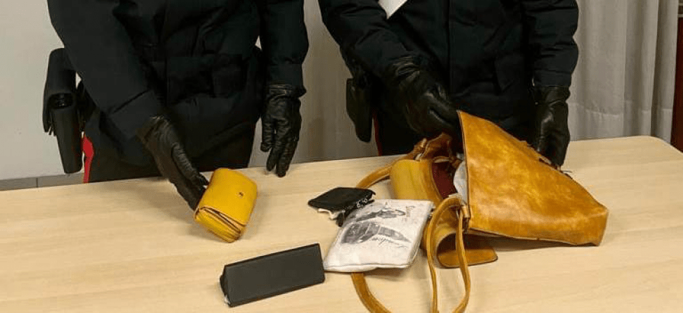Scippa una signora, ma nella fuga perde il cellulare