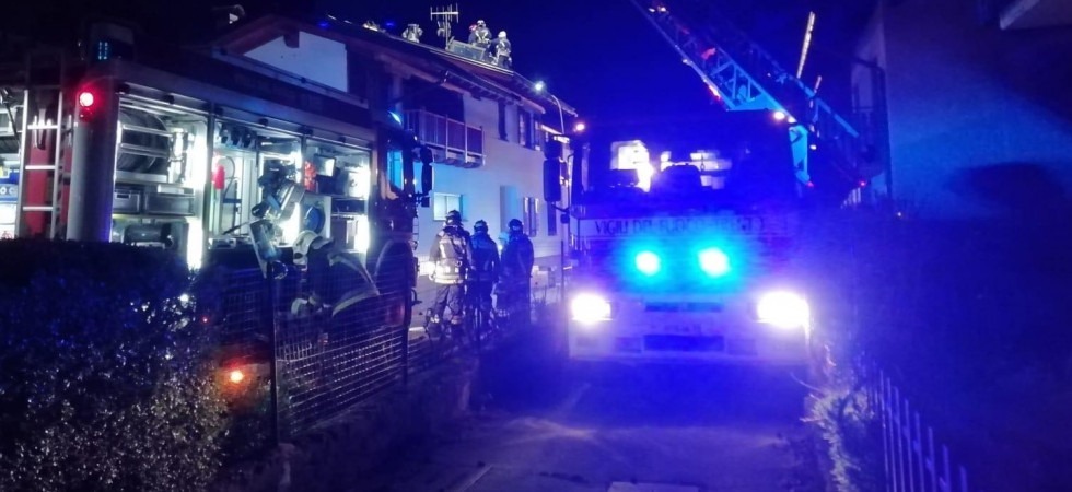 Paura a Cembra, a fuoco il tetto di un'abitazione
