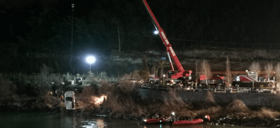 Giallo della macchina nell'Adige, ripescati due corpi dentro l'auto: sono di un giovane e una donna