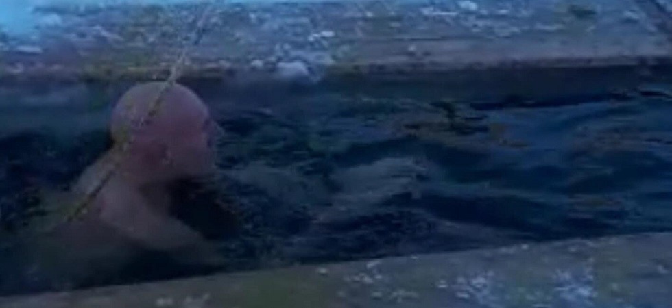 Nuotano nel lago Santo ghiacciato per un test scientifico: studiare gli effetti dell'ipnosi per gestire ansia e panico