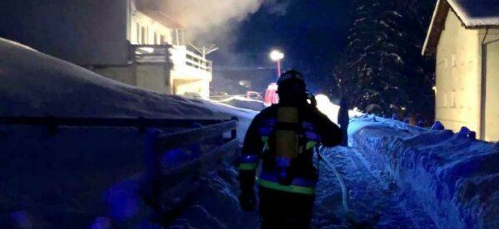 Al medico del paese va a fuoco la casa e la cittadinanza organizza una raccolta fondi