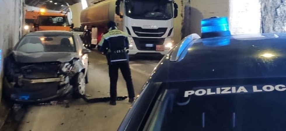 Perde il controllo dell'auto e sbatte contro le pareti della galleria, traffico in tilt e una conducente portata in ospedale