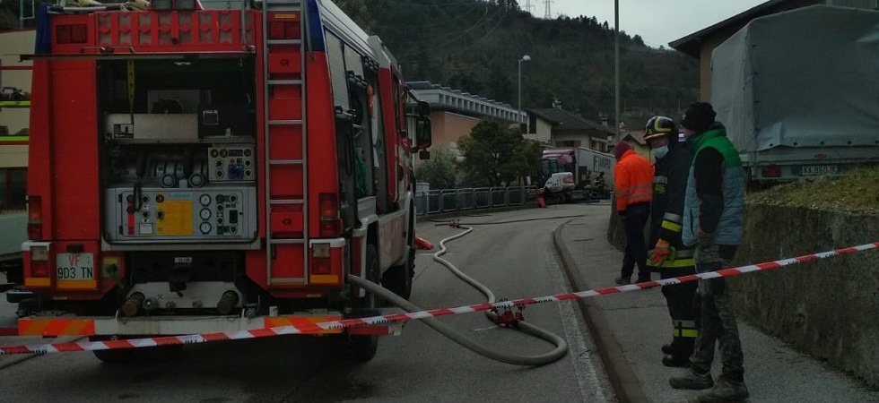L'escavatore danneggia un tubo, fuga di gas in valle dei Laghi
