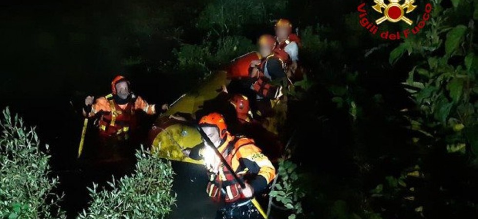 Cade nell'acqua e i vigili del fuoco si calano nell'acqua gelata per recuperarla