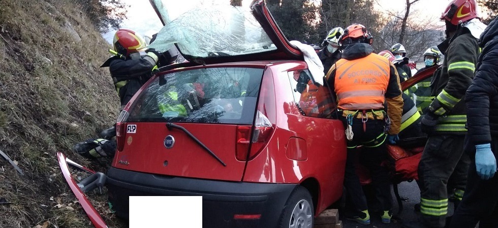 Spaventoso frontale tra due auto nell'Alto Garda, 5 giovani in ospedale