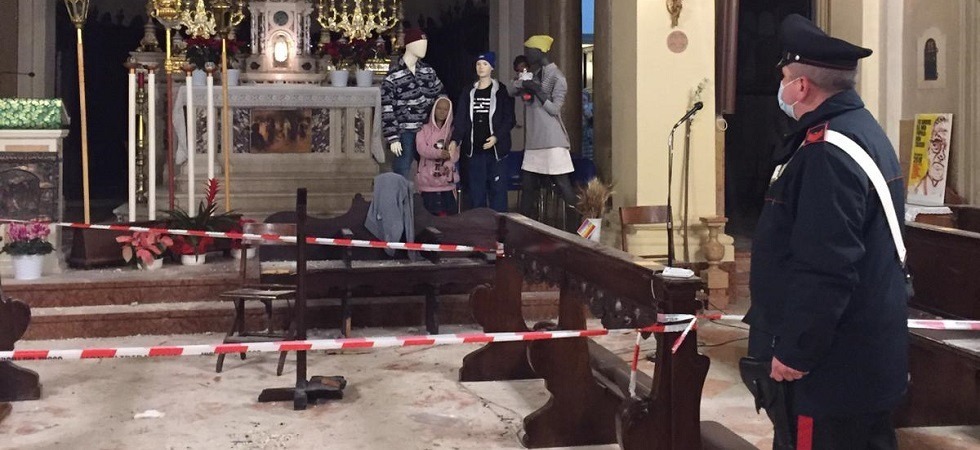Si arrampicano sul tetto della chiesa che crolla durante la messa: un ragazzo in fin di vita
