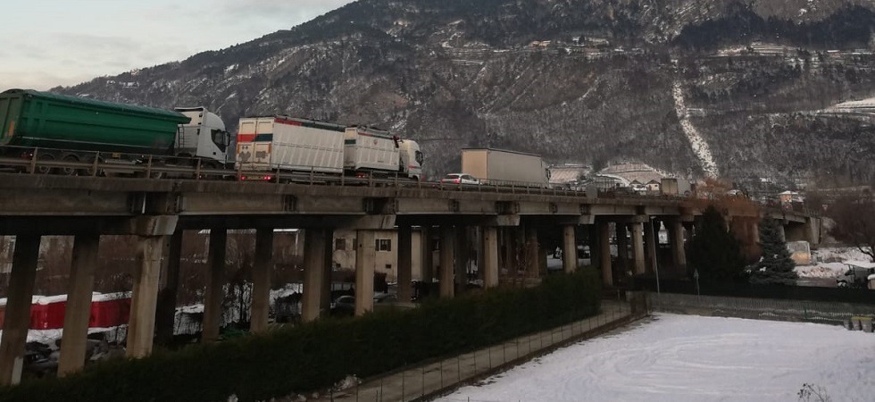 Doppio incidente sulla statale della Valsugana e traffico completamente bloccato