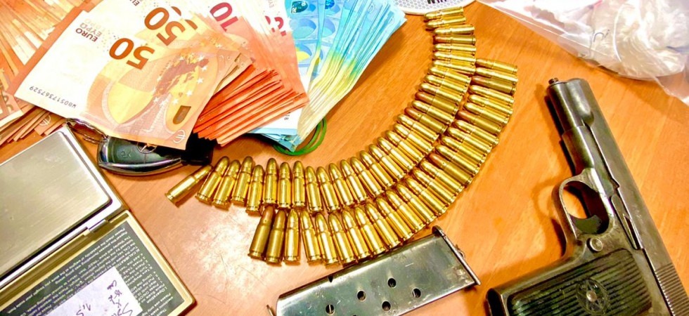 Arrestato barista: migliaia di euro nascosti tra il pane, cocaina conservata in un'auto e in cucina e una pistola sovietica