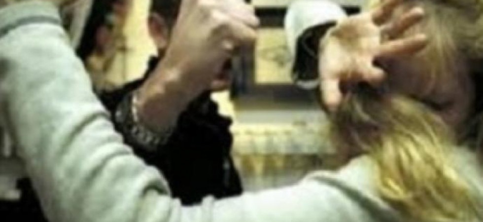 Picchiata e insultata da anni dai due figli gemelli trova il coraggio di denunciarli