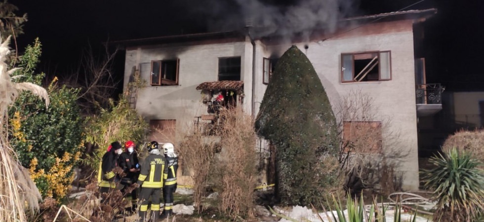 Fiamme nella notte in una casa, i proprietari riescono a mettersi in salvo