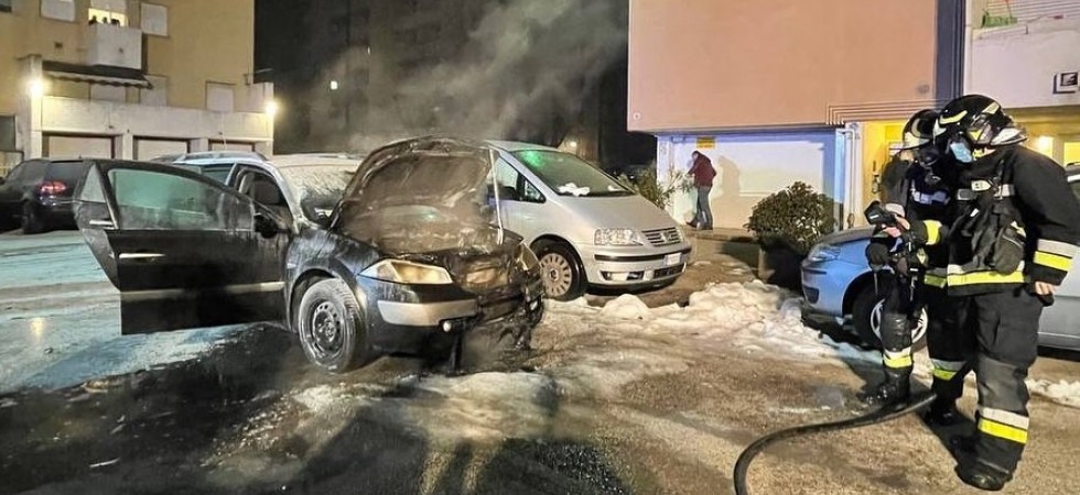 Fiamme dal motore dell'auto, paura a Gardolo