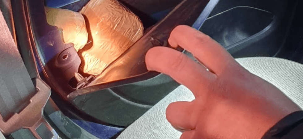 Fermati per un controllo, avevano nascosto dei panetti di hashish nella portiera dell'auto