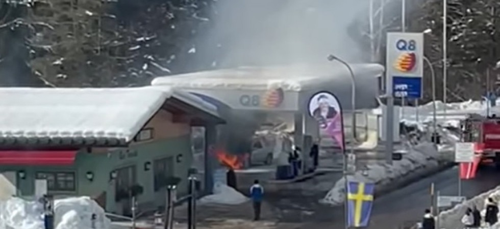 Paura alla stazione di rifornimento, un'auto viene avvolta dalle fiamme