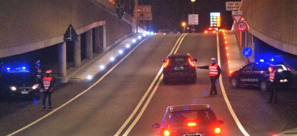 Paura in un negozio, ruba i vestiti e spinge a terra la titolare per scappare