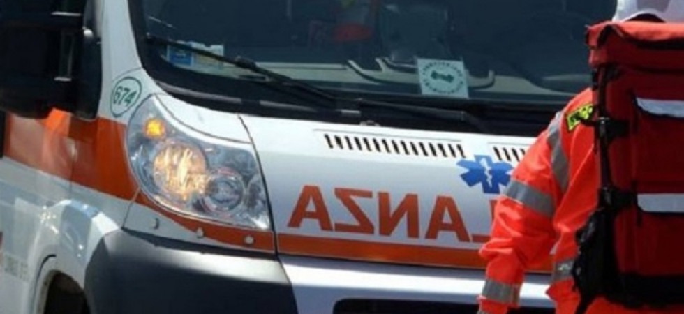 Auto travolge e uccide un'anziana in carrozzina mentre attraversa la strada