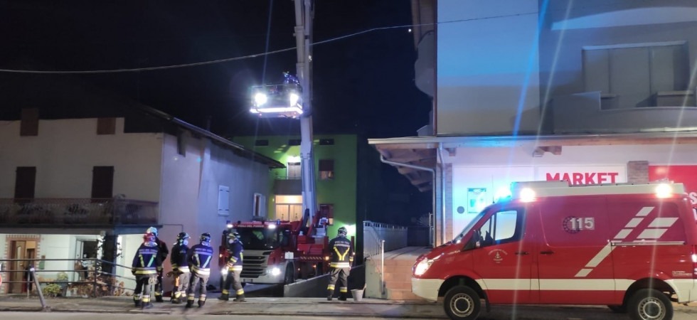 In fiamme il tetto di un'abitazione, l'allarme dei vicini