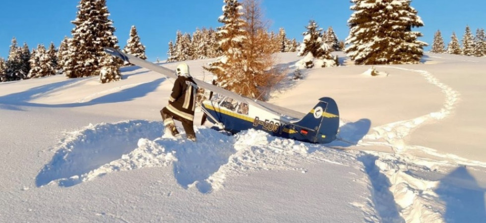 Problemi in volo, atterraggio d'emergenza in mezzo alla neve