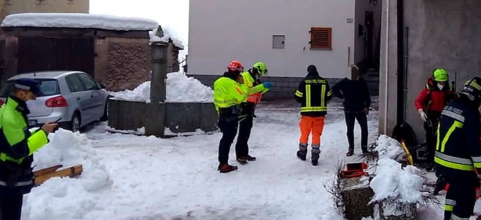 Sale su una scala per togliere la neve dal tetto ma perde l'equilibrio e precipita a terra, paura a Pelugo
