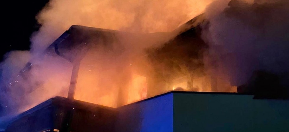 Paura nella notte, le fiamme avvolgono un'abitazione, massiccio intervento dei vigili del fuoco