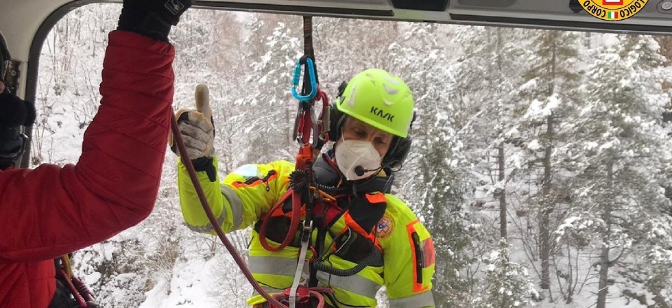 Scivola sul ghiaccio e ruzzola per oltre 200 metri in un canale