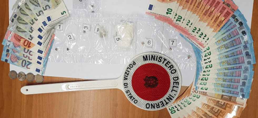 Visto mentre vende della droga a dei clienti, aveva nascosto 18 dosi di eroina in una buca vino al parco giochi