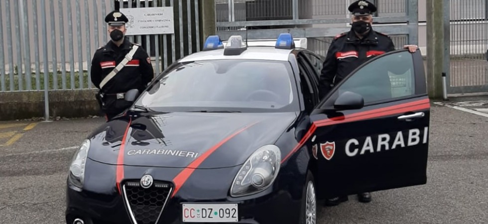 Si trovano a bere fuori da un locale, trasgressori multati e attività chiusa per 5 giorni
