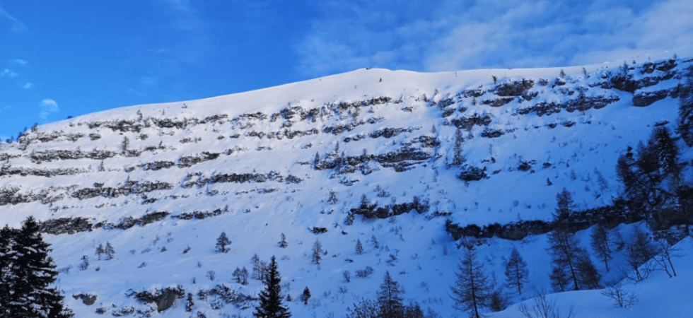 Sul Bondone valanga travolge uno scialpinista, l'allarme dato dai due compagni di escursione
