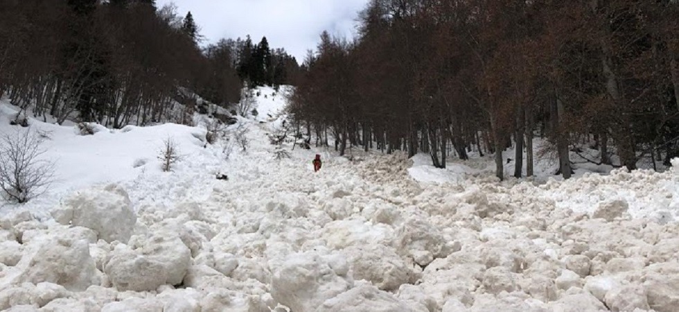 Trovano la strada interrotta da una valanga e lanciano l'allarme