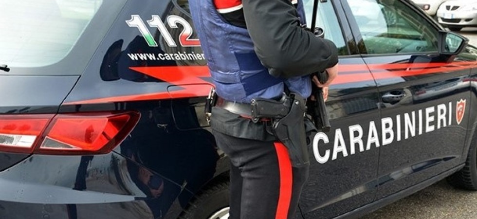 Danneggiano alcune auto in sosta e poi si scagliano contro i carabinieri, un arresto e tre denunce