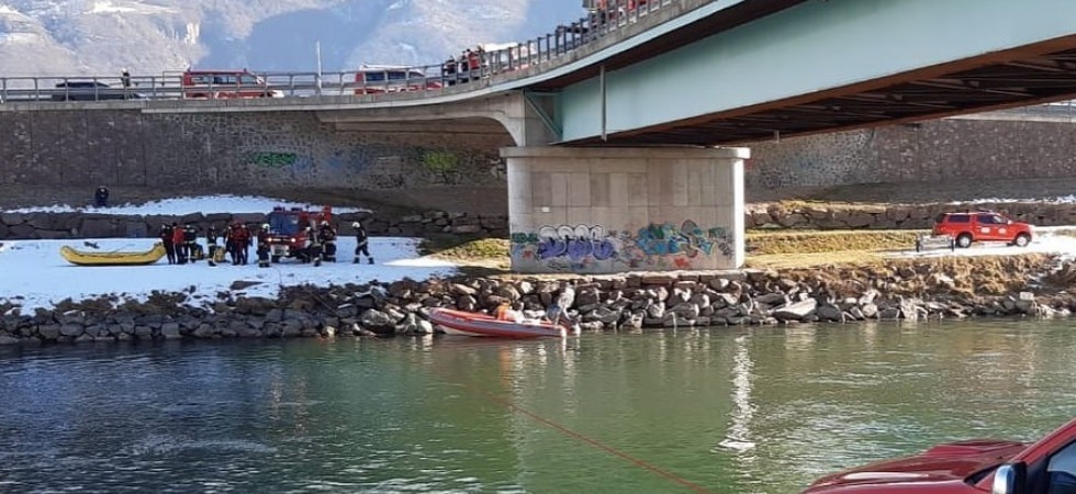 Scomparsa coniugi, usati due manichini per le ricerche dei corpi nell'Adige