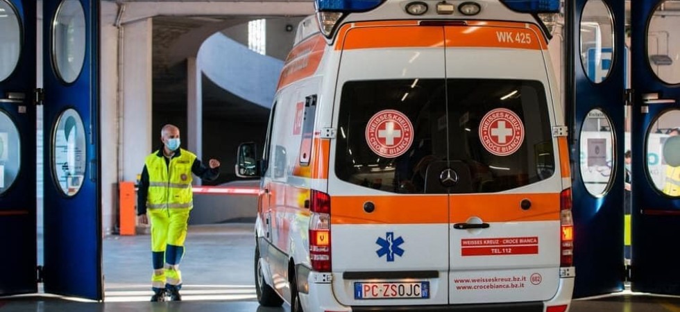 Era stata investita da un'auto mentre attraversava la strada
