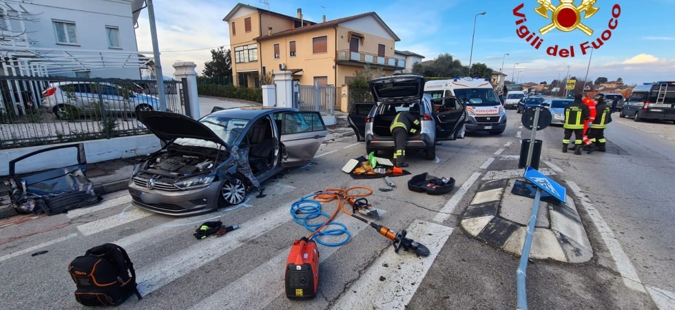 Perde il controllo dell'auto, che abbatte un cartello e si schianta contro un altro veicolo